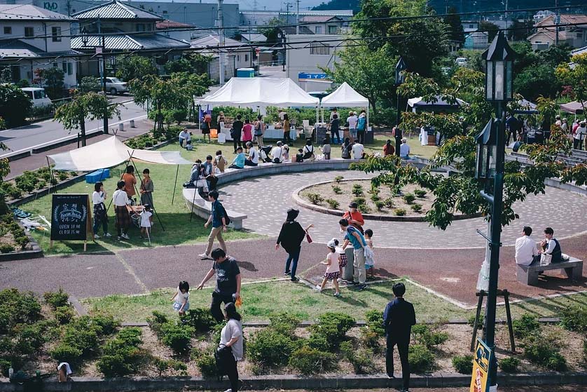 公園をマルシェ利用している写真