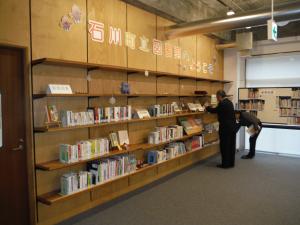 石川町モトガッコ図書館を視察する議員