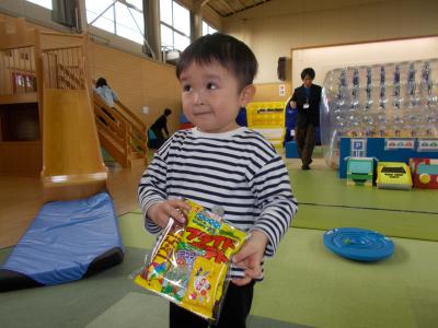 お菓子をゲットして満足げな男の子